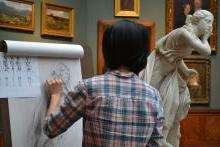 医学生在博物馆画画