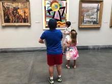 孩子们在PAFA的画廊里欣赏艺术品
