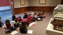 儿童在博物馆画廊进行艺术活动